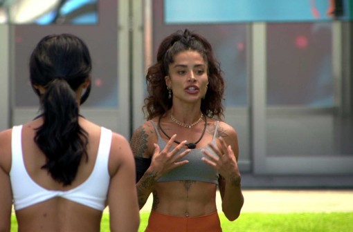 Aline Campos reúne brothers do BBB 26 para 'aulão' de yoga