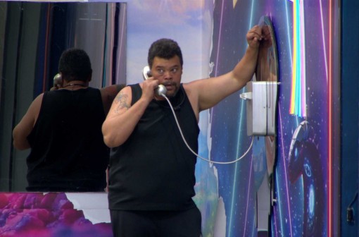 Babu Santana atende Big Fone e web reage à ligação no BBB 26