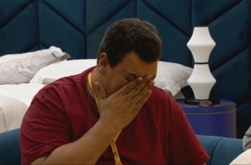 Babu Santana chora sozinho no Quarto do Líder