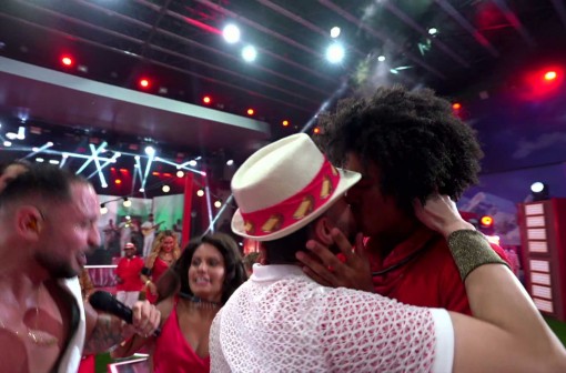 Breno e Marcelo se beijam durante Festa no BBB 26