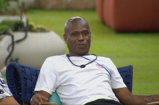 Edilson cogita apertar botão de desistência do BBB 26