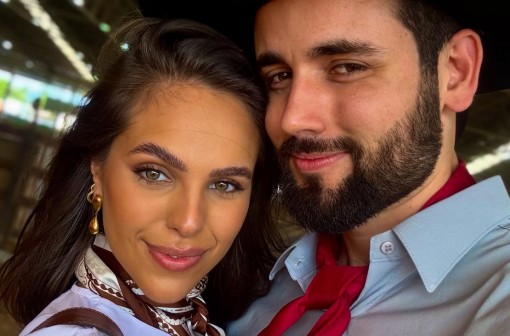 Ex- BBB Matteus Amaral posa coladinho com a namorada