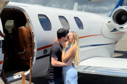 Gabi Martins viaja de jatinho para Trancoso com o namorado