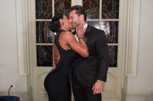 Gracyanne Barbosa posa aos beijos com empresário em evento no Theatro Municipal de São Paulo