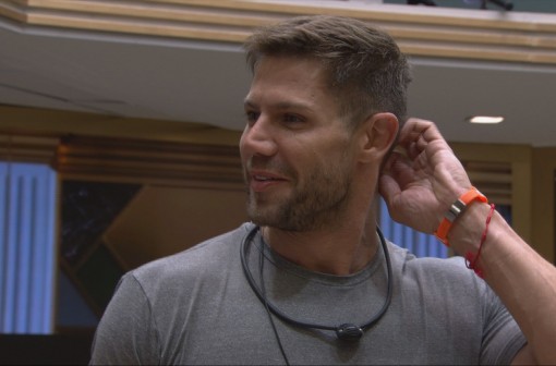 Jonas relembra beijo com Maxiane em festa: 'Foi gostoso'