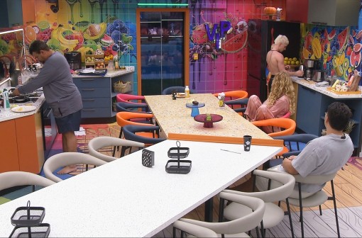 No BBB 26, Juliano Floss pede ajuda de brothers para usar cafeteira: 'Nunca vi isso'