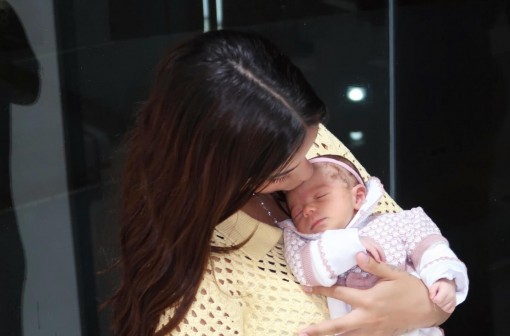 Key Alves mostra o rosto do filha pela primeira vez