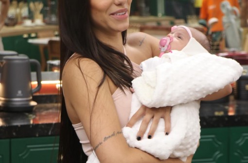 Key Alves visita BBB Experience com filha: 'Minha protagonista'