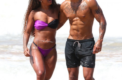 Marvvila beija namorado enquanto aproveita praia em Noronha