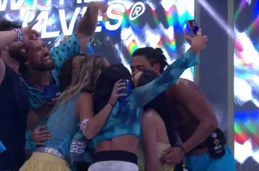 Participantes dão selinho coletivo durante Festa do BBB 26