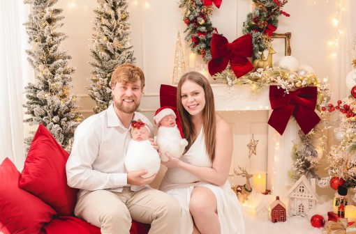 Paulinha Leite posa com filhos gêmeos: 'Primeiro Natal'