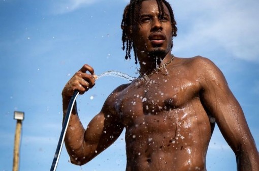 Paulo André exibe tanquinho em cliques de sunga