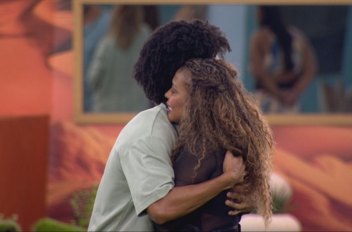 Sol Vega chora e é consolada após Eliminação de Aline Campos