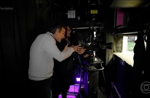 Tadeu Schmidt revela o que tem por trás dos espelhos do BBB