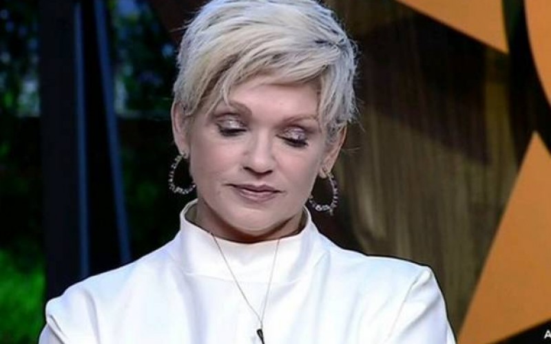 Andréa Nóbrega emociona e lamenta saudade durante festa