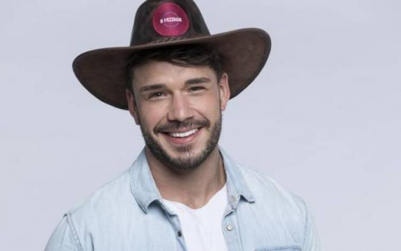 Internautas pedem expulsão de Lucas Viana após empurrão em Andréa Nóbrega