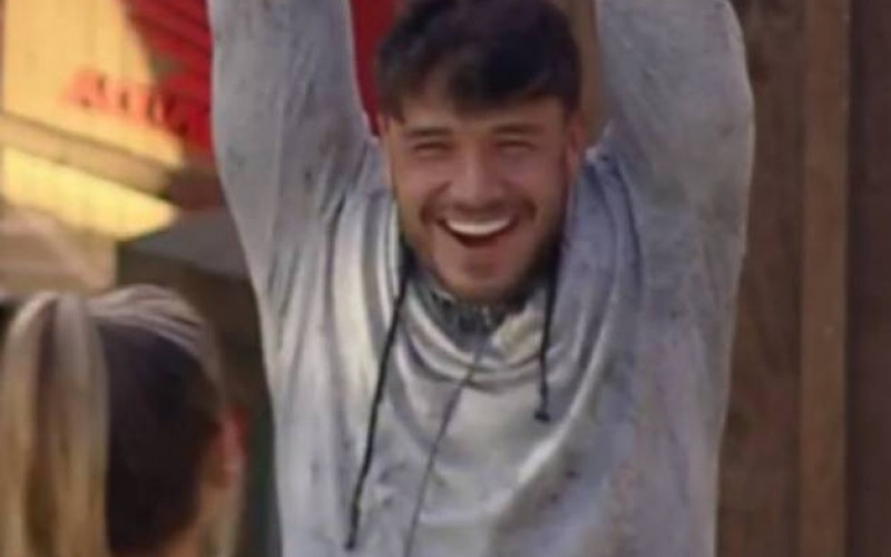 Lucas Viana ganha prêmio durante atividade especial