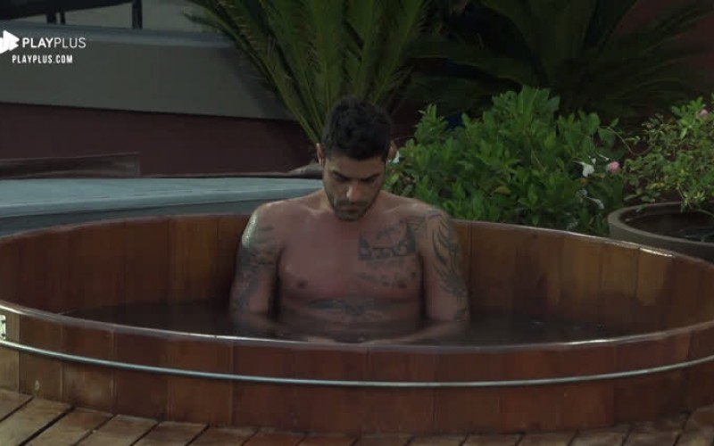 À véspera da grande final, Diego se mantém pensativo no ofurô