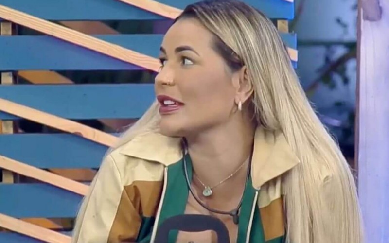 A Fazenda 14: Deolane comenta vida sexual de Bárbara
