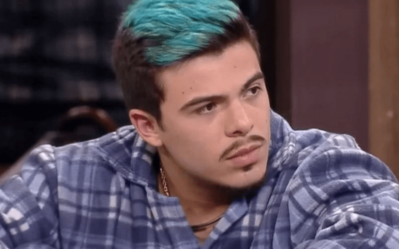 Thomaz surta com pedido de Deborah em A Fazenda: 