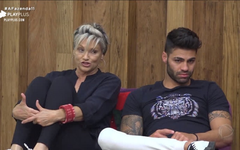 Andréa arruma confusão após ver a cama desarrumada