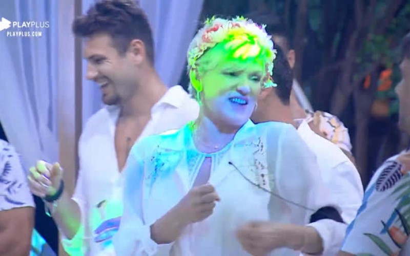 Andréa faz a ‘dança da vassoura’ na festa desta sexta em 