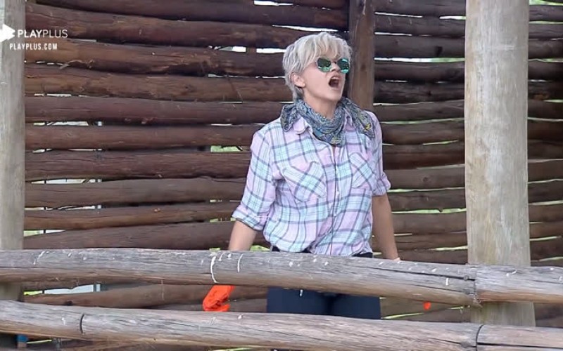 Andrea fica com medo de porcos e é zoada por Netto e Viny