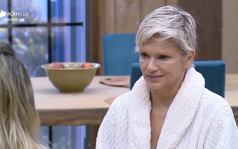 Andréa ficou com nojo após limpar cocô dos bichos: 