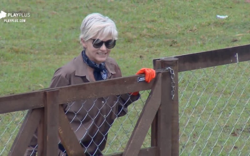 Andrea Nóbrega aprende a lidar com animais da fazenda