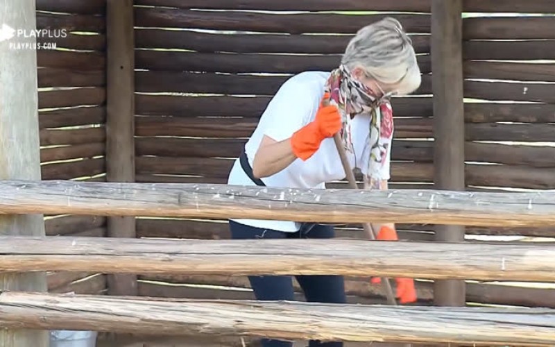 Andréa Nóbrega enfrenta cheiro forte para limpar chiqueiro