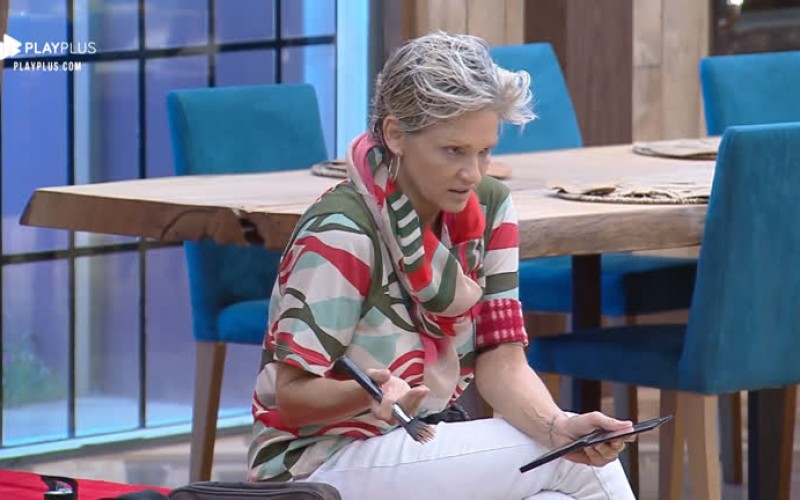 Andréa Nóbrega ironiza que ela não deu bom dia para Thayse Teixeira