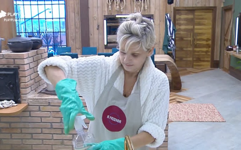 Andréa Nóbrega lava louça, enquanto peões dormem