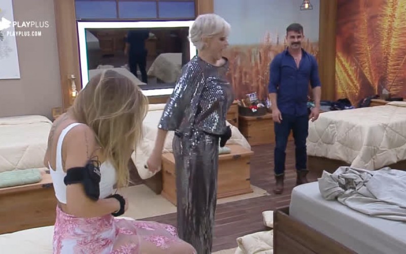 Andréa Nóbrega pula em antiga cama e cai duas vezes