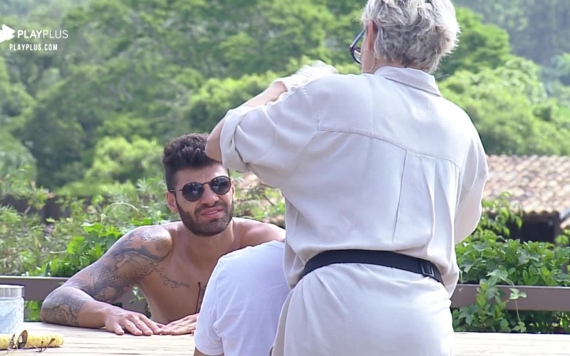Andréa Nóbrega retoca cor do cabelo de Viny: 
