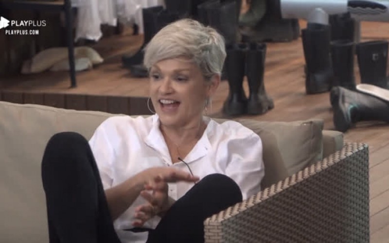 Andréa Nóbrega revela que filha roía a unha dos pés