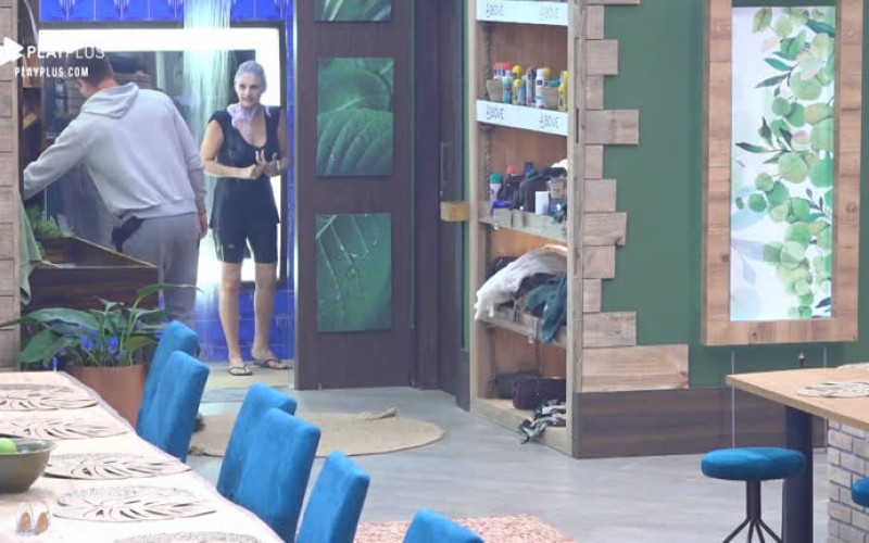 Andrea Nóbrega toma banho gelado e culpa Lucas Viana por punição