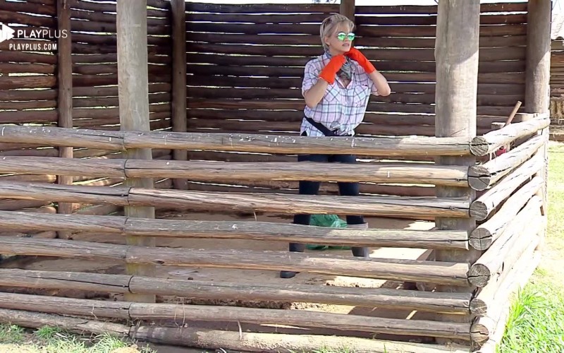 Andréa usa lenço no rosto para limpar chiqueiro