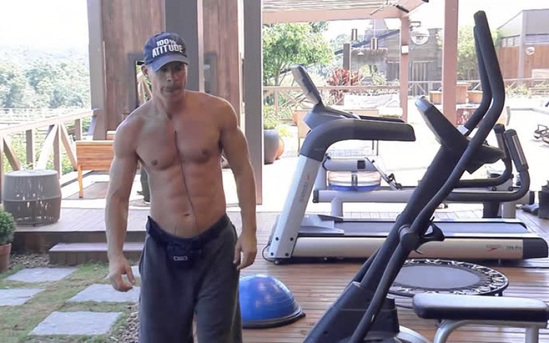 Aos 50 anos, Túlio Maravilha exibe músculos em treino na academia