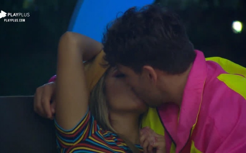 Após beber bastante, Hari cede e acaba beijando Lucas