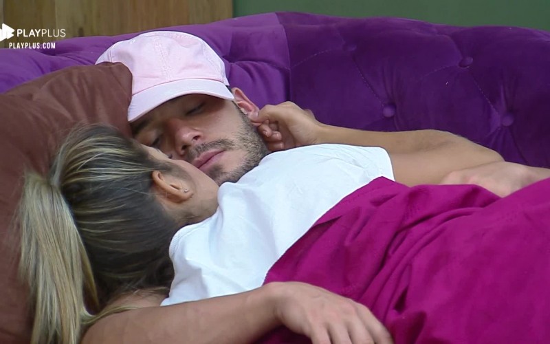 Após briga, Hari e Lucas se beijam e dormem juntos na sala da sede