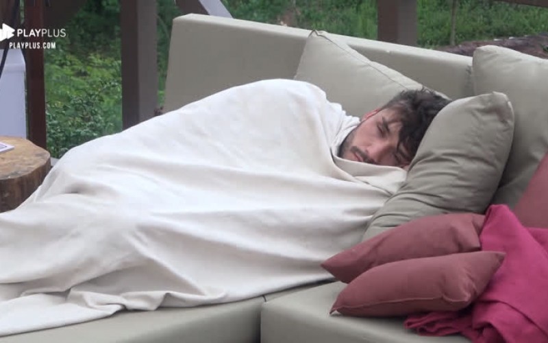 Após madrugada em claro, Lucas Viana quase perde hora de tarefa