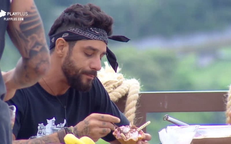 Após Netto vencer brincadeira, peões comem açaí e sorvete