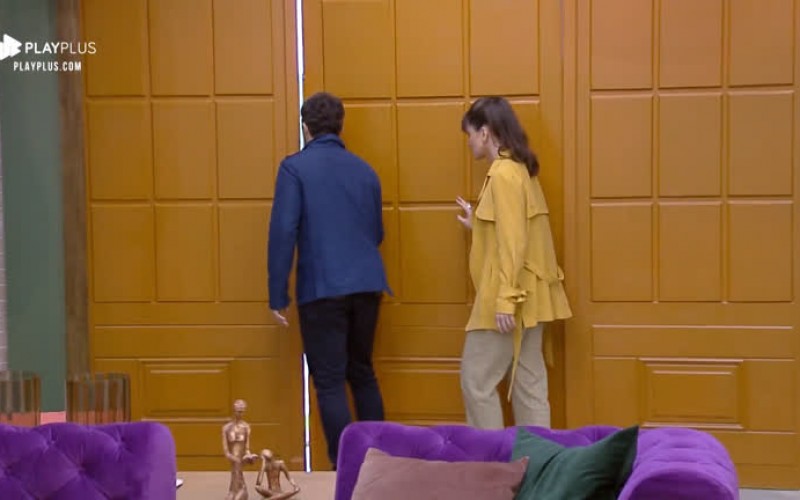 Atores da novela Amor Sem Igual fazem visita surpresa aos peões