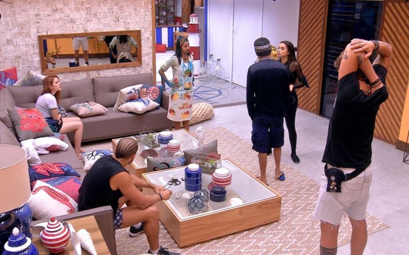 Ayrton abraça Breno e Kaysar e diz: 