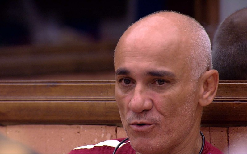 Ayrton pergunta para Paula: 