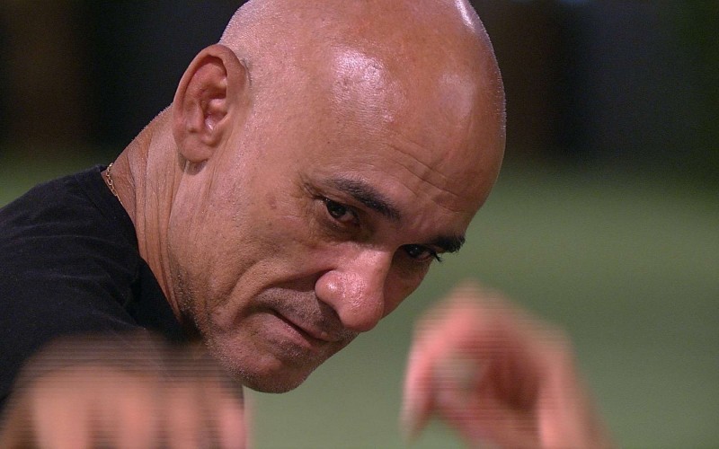 Ayrton reflete sobre os confinados: 