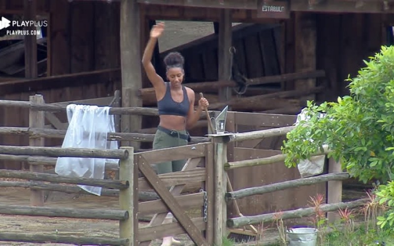 Bem-humorada, Sabrina Paiva canta sertanejo para limpar curral