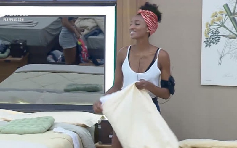 Bem-humoradas, peoas cantam axé enquanto arrumam o quarto