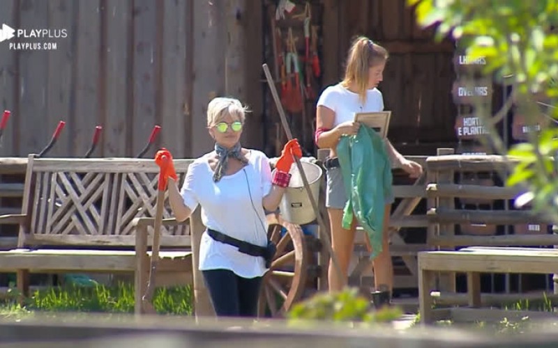 Bifão ajuda Andréa Nóbrega na atividade do chiqueiro