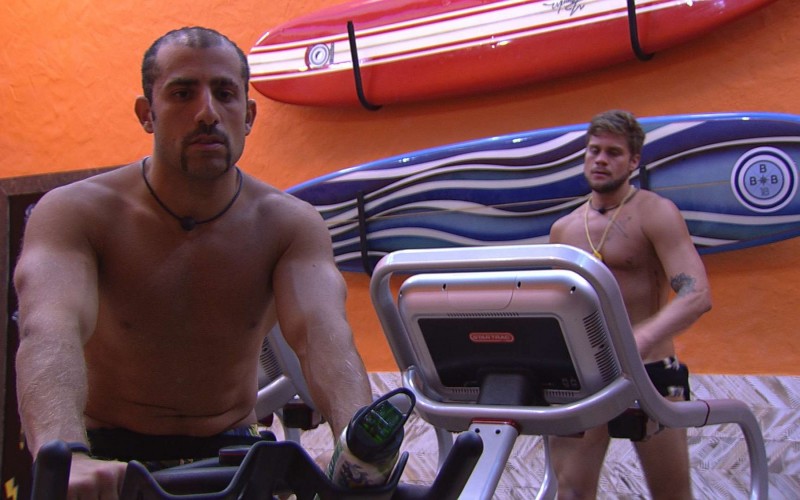 Breno conta que se desentendeu com Paula e Kaysar aconselha: 